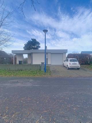 Huis met 2 SLPK, Tuin én Garage, nabij de duinen!In een rustige en aangename woonwijk, op wandelafstand van de duinen, bevindt zich deze verzorgde...