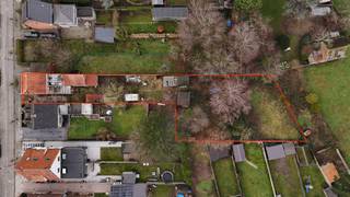 <p>Het verrassend grote perceel dat bij deze woning hoort zorgt voor mogelijkheden tot houden van dieren, combinatie wonen en werken,...<br /><br />Indeling: inkomhal, leefruimte, keuken, veranda en berging , 3 slaapkamer en vaste trap naar bergzolder met mogelijkheid tot extra slaapkamer. <br />ER ZIJN PLANNEN VOOR VOLLEDIGE HEROPBOUW VAN DE WONING.<br />Voorziene nieuwe indeling: Inkom, leefruimte met zithoek en eetplaats, open keuken, berging, trap, 2 slaapkamers en badkamer en trap naar tweede verdieping. <br /><br />Buiten: voortuin, doorgang naar achtertuin en omheinde achtertuin. <br /><br />Contacteer Bonne Vastgoed 7 op 7 voor de prijs en meer info via 0468/10.40.40 of info@bonnevastgoed.be</p>