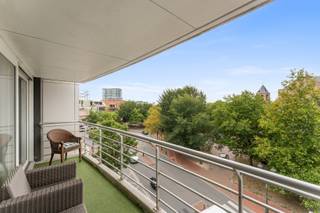 In de Lippenslaan, op wandelafstand van zee en strand, bieden wij dit ruim, breed woonappartement (105m²) op de derde verdieping met open zicht te koop aan. Gelegen in het bruisende hart van Knokke, geniet u van alle wooncomfort met tal van winkels, restaurants en voorzieningen binnen handbereik. Dit energiezuinig appartement voorziet u van o.a. 2 volwaardige slaapkamers, 2 badkamers, terrassen voor- en achteraan en een parkeerplaats op het gelijkvloers in het gebouw.<br /><br />Indeling: inkomhal met toilet en vestiaire, ruime, brede leefruimte met toegang tot zongericht terras aan de voorzijde, grote keuken, praktische berging/wasplaats, twee volwaardige slaapkamers met twee aansluitende badkamers, tweede terras achteraan. <br /><br />Fietsenstalling en parkeerplaats op het gelijkvloers, individuele kelderberging.<br /><br />Bezoeken? Graag na afspraak met Avantimmo op het nummer 050 62 50 55