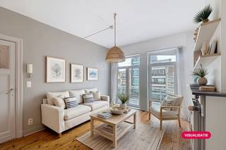 Op de 2de verdieping van deze kleinschalige residentie met charmante gevel vinden we dit ruim en gezellig appartement met 2 volwaardige slaapkamers en een aangenaam terras met avondzon te koop.Indeling: - ruime inkomhal met gastentoilet- leefruimte met zit -en eetplaats- aangenaam terras aansluitend aan de leefruimte- badkamer- ingerichte keuken- 2 volwaardige slaapkamers- EK CONFORM- Nieuwe condensatieketelWens je meer informatie of een bezoek? Contacteer onze expert woonvastgoed Céline Desmet: +32 472 18 38 50celine.desmet@dewaele.comDeze AI-visualisaties zijn bedoeld als inspiratie. Er werd geen rekening gehouden met technische specificaties, stedenbouwkundige voorschriften of de concrete mogelijkheden tot realisatie.Dit pand is onderworpen aan de renovatieverplichting van de Vlaamse overheid voor residentiële gebouwen (behoudens bij sloop binnen 5 jaar na de aankoop). Consulteer voor meer informatie de website van het Vlaams Energie- en Klimaatagentschap via https://www.vlaanderen.be/een-woning-kopen/renovatieverplichting-voor-residentiele-gebouwen