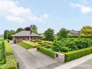 Ontdek deze prachtige woning in Tielt, gelegen op een indrukwekkend perceel van 2826m². Dit royale huis biedt een uitstekende mix van comfort...