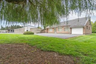 Century21 ImmoNero stelt voor UITZONDERLIJK VASTGOED, Ideaal voor zelfstandige, bestaande uit een vergunde loods van +/- 400m² + ruime bungalow op achtergelegen terrein van 4.435m²: via de privé oprij laan kom je op het volledig omheinde terrein met elektrische toegangspoort.Het terrein biedt vele parkeermogelijkheden en een loods/atelier van +/- 400m² en een bungalow van 1973 van 200m² Gelijkvloers + Zolderruimte van 110 m² waar nog 3 a 4 extra slaapkamers kunnen gemaakt worden. De woning bestaat uit: Ruime inkom met WC, Living 42m² met open haard, Ingerichte keuken van 12m² aansluitend aan prachtige tuinkamer met panoramisch zicht over de mooie tuin; 3 slaapkamers van 11.4m²; 13m² en 10.5 m² en een badkamer met WC. Wasplaats 8m² en een garage van 28m². De zolder is bereikbaar via een vaste trap!Gratis water via geboorde put. Het volledige domein is gelegen in Woongebied!meer info op: www.aarschotsestwg91.be