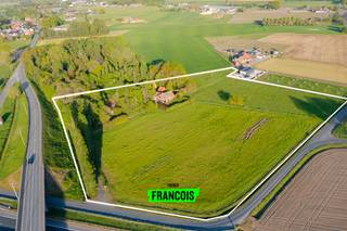 Op zoek naar een hoeve op een ruim perceel waar je je eigen stempel op kan drukken? Deze vergunde woning aan de Veldegemsestraat 49 combineert rust, ruimte en tal van mogelijkheden op een aantrekkelijke locatie.<br /><br />Deze eigendom beschikt over een ruime woning en een aantal bijgebouwen en biedt alle comfort voor wie op zoek is naar een ruime gezinswoning in een groene omgeving. <br /><br />Buiten geniet u van een grote tuin, weides en een bos waar u in alle privacy kunt ontspannen. De private dreef zorgt bovendien voor voldoende parkeergelegenheid. De ligging in Ruddervoorde biedt een vlotte verbinding naar omliggende gemeenten, terwijl u tegelijk geniet van heel wat ruimte. Een extra troef is de vergunde woonfunctie in landbouwgebied, wat de nieuwe eigenaar zekerheid biedt.<br /><br />Wilt u deze woning te koop in Ruddervoorde zelf ontdekken? Contacteer Immo Francois voor een bezoek en laat u begeleiden door een ervaren vastgoedpartner actief in Sint-Andries, Sint-Michiels, Varsenare en Oostkamp.<br /><br />Denk je eraan om je woning in Oostkamp te verkopen? Neem vrijblijvend contact op met Eva van Immo Francois in Oostkamp voor een gratis schatting via eva@immofrancois.be.<br /><br />