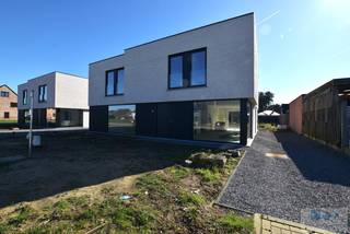 In een residentiële verkaveling te Laakdal, bevindt zich dit energiezuinig nieuwbouwproject bestaande uit 4 halfopen bebouwingen met modern...