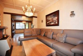 Rijwoning op 120 m² met op het gelijkvloers inkom, living, keuken met gaskookfornuis, koelkast, oven, badkamer met toilet, douche, lavabo en aan-...