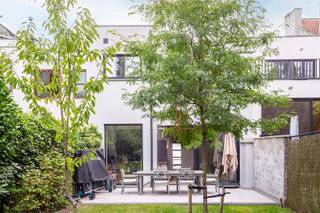 Park Den Brandt: Luxueus gerenoveerde woning<br />Welkom in de gegeerde buurt van Park Den Brandt, één van de mooiste woonomgevingen van Antwerpen. Je woont hier tussen statige lanen, elegante architectuur en veel groen, met winkels, scholen, sportfaciliteiten en openbaar vervoer vlakbij. Ook de invalswegen en het centrum zijn vlot bereikbaar. Een grote troef is het nabijgelegen Middelheimpark – ideaal voor een ontspannen wandeling, jogsessie of culturele uitstap.<br /><br />De woning werd in 2019 volledig gerenoveerd met kwalitatieve materialen en oog voor detail. Hier hoef je enkel nog te verhuizen en te genieten! De inkomhal met gastentoilet en vestiaire leidt naar een lichtrijke leefruimte met grote raampartijen en een open, hyper-geïnstalleerde keuken – perfect om te koken en tafelen met vrienden of familie.<br /><br />Via de leefruimte bereik je de zuidwestgerichte tuin van ca. 180 m² met terras en veel privacy. Daarnaast is er een inpandige garage en oprit. Boven vind je een ruime master bedroom met moderne badkamer en terrasje, twee bijkomende slaapkamers, een bureauruimte (of vierde slaapkamer), tweede badkamer en apart toilet.<br /><br />Een instapklare, lichtrijke woning op een toplocatie waar comfort, rust en stijl samenkomen.