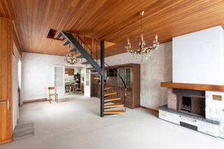 Deze woning biedt een mooie kans voor wie op zoek is naar een renovatieproject met potentieel.<br />Op het gelijkvloers bevinden zich een woonkamer, keuken, badkamer en een veranda met zicht op de tuin.<br />Op de eerste verdieping zijn er twee volwaardige slaapkamers.<br />Achteraan beschikt de woning over een schuur, ideaal als berging of werkruimte.<br />Het perceel is zuidgericht, wat zorgt voor veel lichtinval en een aangename buitenbeleving.<br />Met de juiste aanpak vormt dit pand de perfecte basis voor een gezellige gezinswoning.