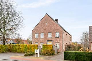 Landelijke woning met praktijkruimte gelegen nabij het centrum van Hoogstraten op perceel van 967 m². De woning werd gebouwd in 2005 en biedt verrassend veel ruimte. Ideaal voor wonen in combinatie met vrij beroep of kantoorruimte aan huis. <br /><br />Gelijkvloers: <br />U betreedt de inkomhal van de woning via de zijkant van het gebouw. In de inkomhal hebt u een gastentoilet. De woonkamer is aan de achterzijde gesitueerd en omvat een ruime zit- en eethoek op parket. De keuken bevindt zich aanpalend en is gescheiden via een speksteenkachel met ingebouwde pizza-oven. Vanuit de leefkeuken kunt u via grote schuifpuien naar het terras aan de zij-kant (zuid-westen). Aan het keukeneiland met vaste eettafel kunt u heerlijk tafelen. De keuken is uitgerust met modern apparatuur en natuurstenen werkblad. Handige wasplaats/berging met inbouwkasten bevindt zich aanpalend, alsook hebt u vanuit de keuken toegang tot de kelderruimte.<br /><br />Praktijkruimte: <br />De praktijkruimte is toegankelijk via afzonderlijke inkomhal aan de voorkant van het gebouw. Rechts hebt u een kleine wachtkamer met toilet. Rechts een mooie praktijkruimte met vast bureau en inbouwkasten. De praktijkruimte is eveneens toegankelijk vanuit de privé. <br /><br />Eerste verdieping: <br />Vaste trap vanuit de keuken naar de bovenverdieping op laminaat. Hier treft u de masterbedroom aan de achterzijde, dewelke is voorzien van vele inbouwkasten. Verder nog 4 slaapkamers, allen voorzien van inbouwkasten/vast meubilair. De badkamer is ruim en praktisch voor een groot gezin en omvat een douche, ligbad, dubbele lavabo in meubel en een toilet. <br /><br />Tweede verdieping: <br />Via een afzonderlijke ruimte hebt u een vaste trap naar de zolderverdieping. Hier hebt u een ruime bergzolder met de CV installatie en verder nog 2 afzonderlijke slaap-/hobbyruimtes.<br /><br />Tuin en garage: <br />Apart garagegebouw in de tuin, toegankelijk via oprit aan de zijkant naar achter. Net als onder de woning is ook hier kruipruimte voorzien. Houten hok achter de garage voor opslag. Zwembadinstallatie aanwezig in garage. Zwembad met overkapping werd gebouwd ca. 2008. Mooi terras aan de zij kant van de woning (zuid-west). <br /><br />Bijzonderheden: <br />- nabij centrum van Hoogstraten, in onmiddellijke nabijheid van supermarkt en voorzieningen. <br />- ideaal voor combinatie wonen / werken aan huis<br />- verwarming op aardgas (condensatieketel 2017) dmv radiatoren <br />- verrassend ruime woning met veel volume<br />- regenwaterput - aangesloten op toiletten / wasmachine<br />- gunstig EPC label - B