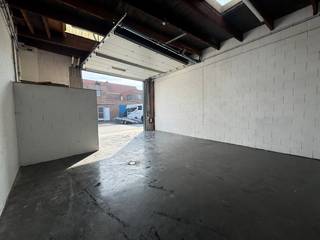 Zoekt u een hoogwaardige en veilige opslagruimte met uitstekende toegankelijkheid en basisvoorzieningen? Deze perfect onderhouden loods, uitsluitend bestemd voor stockage, is per direct beschikbaar.Voorzien van een grote elektrische sectionale poort met royale afmetingen van 4,50 meter x 3,95 meter, wat vlotte in- en uitlading garandeert.Uitgerust met drijfkracht , naast de standaard elektrische aansluitingen.Sanitaire voorzieningen zijn aanwezig op de site.De site is voorzien van een professioneel camerasysteem ter waarborging van de veiligheid van uw goederen.Deze unit is strikt bestemd voor opslag en/of stalling en is niet geschikt voor productie, detailhandel of kantooractiviteiten.De kosten voor elektriciteit zijn inbegrepen in de huurprijs (forfaitair).Er wordt een huurwaarborg van 3 maanden huur gevraagd.De onroerende voorheffing is ten laste van de huurder en wordt forfaitair verrekend als een bedrag gelijk aan 1 maand huur per jaar.Prijzen excl. BTWBent u op zoek naar bedrijfsvastgoed bestaande uit een opslagplaats te huur in Middelkerke? Aarzel dan zeker niet om contact op te nemen voor meer informatie of een bezoek ter plaatse.