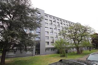 Dit lichtrijk hoekappartement beschikt over een living met een open keuken, een badkamer (met lavabo, toilet en ligbad met douchemogelijkheid) en...