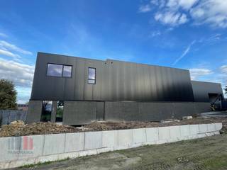 Nieuwbouw KMO-unit met een oppervlakte van 227 m² in combinatie met een woning van 192 m² te koop op de nieuwe bedrijvenzone langs de...