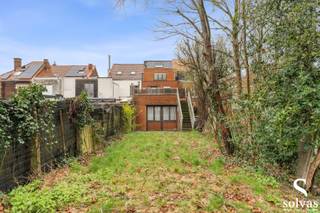 Ontdek deze verrassend ruime bel-etage met een bewoonbare oppervlakte van maar liefst 249 m² – ideaal voor wie ruimte en mogelijkheden zoekt!<br /><br />Op het gelijkvloers bevindt zich een bijzonder ruime garage, perfect voor de hobbyist, zelfstandige of wie extra opslagruimte wenst.<br /><br />De eerste verdieping biedt een lichtrijke en royale leefruimte met een open keuken, die naadloos aansluit op het zonnige, zuidwestgerichte terras van 38 m² – dé plek om te genieten van lange zomeravonden. Verder is er op deze verdieping nog een badkamer aanwezig.<br /><br />Op de tweede verdieping vindt u twee volwaardige slaapkamers en een apart toilet. De zolderverdieping, bereikbaar via een vaste trap, biedt een extra kamer die tal van mogelijkheden biedt (slaapkamer, bureau, hobbyruimte…).<br /><br />De tuin vormt een oase van rust waar u ten volle kan genieten van de middag- en avondzon.<br /><br />Interesse in deze veelzijdige woning met tal van troeven? Neem snel contact op met Laurens via laurens@solvas.be of 0498 04 56 21 en plan uw bezoek!