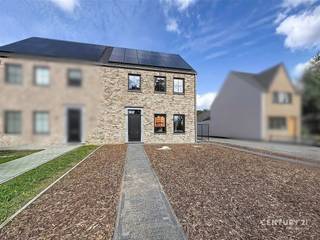 <p>Nieuwe, energiezuinige halfopen woning met 3 grote slaapkamers, tuin en A+ label van 186 m².</p><p>Comfort, ruimte en energiezuinig wonen komen hier perfect samen. Deze modern halfopen woning biedt alles wat een gezin zoekt: drie grote slaapkamers (22, 18,5 en 14,5m²), een aangename leefruimte (60m²), een eigen tuin met terras, parkeergelegenheid en een uitzonderlijk energiezuinig karakter.<br />Op het gelijkvloers geniet je van een inkomhal met toilet en kleine berging, een ruime en lichtrijke leefruimte. De open keuken is volledig uitgerust met toestellen en sluit mooi aan bij de leefruimte. Daarnaast is er een praktische berging met aansluitingen voor wasmachine en droogkast en aanwezigheid van een waterverzachter.<br />De eerste verdieping beschikt over twee comfortabele slaapkamers van 18,5 en 14,5 m², een moderne badkamer met ligbad en inloopdouche en een afzonderlijk toilet.<br />Op de tweede verdieping bevindt zich een derde ruime slaapkamer (22 m²), aangevuld met een berging/technische ruimte.<br />Achteraan beschikt de woning over een aangename private tuin met terras, ideaal om te ontspannen, te spelen of gezellig te genieten met familie en vrienden. Voor de woning is bovendien parkeergelegenheid voor meerdere wagens.<br />Ook op vlak van energie scoort deze woning bijzonder sterk. Dankzij de combinatie van een warmtepomp, vloerverwarming en maar liefst 18 zonnepanelen behaalt de woning een energieprestatie van -25 kWh/m² per jaar en energielabel A+.<br />Een ideale gezinswoning voor wie ruimte, comfort en duurzaam wonen wil combineren.</p><p>Interesse? Maak eenvoudig een afspraak via de knop ‘Ik heb interesse’ of contacteer ons via 016 90 10 21 of info@future-home.be<br /> </p>