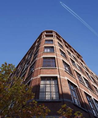 <strong>Ligging</strong> <br />Residentie Albert bevindt zich in het bruisende Oud-Berchem, dé hotspot van Antwerpen. Je geniet er van hippe winkels, gezellige horecazaken en groene parken op wandelafstand. Bovendien is de locatie uitstekend bereikbaar met tram, fiets of wagen (E19 richting Brussel). <br /><br /><strong>Indeling</strong> <br />Inkomhal – toilet – keuken – eet- en leefruimte – slaaphoek – badkamer – kelderberging <br /><br /><strong>Beschrijving</strong> <br />Deze volledig afgewerkte studio op de tweede verdieping van Residentie Albert combineert modern comfort met een uitgesproken loftgevoel. Het iconische gebouw straalt industriële charme uit dankzij de hoge plafonds, grote raampartijen en robuuste afwerkingen. <br /><br />De keuken is volledig uitgerust en afgewerkt met kwalitatieve materialen. De ruime leefruimte geniet van overvloedig natuurlijk licht en een open indeling. Achteraan bevindt zich de gezellige slaaphoek, die volledig afgesloten kan worden met glazen schuifwanden Sliding Glass en de moderne badkamer met mooi afgewerkte douche en lavabo met een aansluiting voor wasmachine en droogkast. Bovendien is er een private kelderberging inbegrepen.<br /><br /><strong>Extra’s</strong> 
<ul>
	<li>Onmiddellijk beschikbaar</li>
	<li>Gemeenschappelijke kosten: €55/maand </li>
	<li>Individuele nutsvoorzieningen (eigen meters) </li>
	<li>Gemeenschappelijke fietsenstalling aanwezig </li>
	<li>Aansluiting voor wasmachine </li>
	<li>Private kelderberging </li>
</ul>
<br />Interesse in deze studio in de hotspot van Antwerpen? Vul het contactformulier in of neem contact met ons op via 011 211 211 of info@kolmont.com