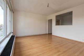 <div><div> <p>Appartement op rustige locatie in Wijnegem.</p><p>Dit appartement van 73 m² is gelegen op de tweede verdieping in een zeer rustige buurt van Wijnegem, op wandelafstand van tram- en bushaltes. Het appartement omvat een inkomhal, een wasplaats/berging en een badkamer met douche, wastafelmeubel en toilet. De leefruimte sluit aan op de halfopen keuken, ingericht met een inductiekookplaat en dampkap. Verder beschikt het appartement over één ruime slaapkamer. De maandelijkse algemene onkosten bedragen € 50 als voorschot voor het privatief waterverbruik en de elektriciteit van de gemene delen.</p></div> </div>