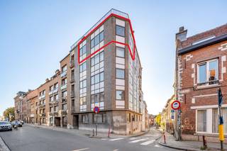 <p><span>Leuven: Volledig gerenoveerd hoekappartement met 2 slaapkamers en prachtig zicht over de stad</span></p><p><span>Dit hoekappartement werd in 2013 volledig gerenoveerd en afgewerkt met degelijke materialen. Dankzij de centrale ligging in één van de belangrijkste straten van Leuven is het appartement uitstekend bereikbaar en bevinden winkels, voorzieningen en horeca zich op wandelafstand. Een ideale woonplek voor wie houdt van de gezellige drukte van de binnenstad.</span></p><p><span>We betreden het appartement via een ruime inkomhal met plaats voor een vestiaire, die toegang biedt tot de badkamer, een apart toilet en de beide slaapkamers. De zeer ruime leefruimte met parketvloer vormt het hart van het appartement. De vele ramen zorgen hier voor een bijzonder grote lichtinval in zowel de zithoek als de eethoek, en bieden bovendien een mooi uitzicht over Leuven. Aansluitend bevindt zich de volledig ingerichte keuken, voorzien van alle nodige toestellen. Vlak naast de keuken werd een praktische bergruimte voorzien, handig voor extra opslag en wasplaats.</span></p><p><span>Het appartement beschikt over 2 ruime slaapkamers, die eveneens een prachtig uitzicht bieden over de Leuvense skyline.</span></p><p><span>Het appartement is momenteel verhuurd, wat het ook bijzonder interessant maakt als investering.</span></p><p><span>Bent u op zoek naar een lichtrijk en instapklaar appartement in hartje Leuven, om er zelf te wonen of als investering? Zoek dan niet verder en maak vandaag nog een afspraak!</span></p><p><span> </span></p>