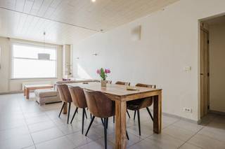 <strong>Welkom in de Beselarestraat 49 te Geluwe!</strong><br /><br />Deze <strong>gezellige en instapklare rijwoning </strong>is rustig en centraal gelegen in Geluwe, op korte afstand van het centrum, scholen en diverse sport- en ontspanningsmogelijkheden. Een ideale woning voor wie op zoek is naar <strong>comfort, ruimte en een aangename leefomgeving.</strong><br /><br />Via de inkomhal kom je terecht in de <strong>gezellige leef</strong>- <strong>en eetruimte</strong>. Aansluitend bevindt zich de keuken, die dankzij het zicht op het terras en de tuin een aangename verbinding vormt met de buitenruimte. Verder beschikt de woning over een <strong>badkamer en een apart toilet</strong>.<br /><br />Vanuit de keuken heb je rechtstreeks toegang tot de <strong>gezellige tuin met terras</strong>, een fijne plek om te ontspannen of gezellig samen te genieten. Achteraan de woning bevindt zich bovendien nog een <strong>praktische opslagruimte</strong>.<br /><br />Op de eerste verdieping bevinden zich <strong>3 slaapkamers</strong>, waaronder een ruime masterbedroom. Alle slaapkamers zijn voorzien van <strong>airconditioning.</strong><br /><br />Via de vaste trap bereik je de <strong>ruime zolderverdieping</strong>. Deze ruimte biedt heel wat mogelijkheden en kan perfect dienstdoen als <strong>extra bergruimte</strong>, <strong>hobbyruimte of toekomstige uitbreiding.<br /><br /><u>Alle troeven op een rijtje:</u><br />📍 Centrale ligging in Geluwe<br />🏡 Instapklare rijwoning<br />🛏️ 3 slaapkamers<br />📐 Ca. 170 m² bewoonbare oppervlakte<br />🌿 Tuin & terras<br />🚗 Parkeergelegenheid voor de deur<br />❄️ Airconditioning in de slaapkamers<br />💧 Recente waterverzachter<br />⚡ EPC-label C<br />☣️ Geen asbest</strong><br /><br />Interesse? Contacteer ons voor een bezoek!<br /><strong>Yorben </strong>+32 468 188 061 - yorben@dekeyser.immo<br /><strong>Simon </strong>+32 471 547 642 - simon@dekeyser.immo<br />