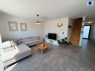 <p><span>OPENHUISDAG OP AFSPRAAK WOENSDAG 19 AUGUSTUS</span></p><p><span>BEN-WONING IN EEN KLEINSCHALIGE VERKAVELING</span></p><p><span>Richtprijs : 449.000 euro</span></p><p><span> </span></p><p><span>Deze woning van 2019 is gelegen nabij de dorpskern en het station van Appelterre-Eichem.</span></p><p><span>Op de gelijkvloerse verdieping is er een inkomhal met inbouwkasten, zeer ruime, lichtrijke living met openkeuken, berging en garage.</span></p><p><span>Op de verdieping zijn er 4 kamers, technische ruimte en een badkamer met bad en douche.</span></p><p><span>Achteraan is er een gezellig tuintje met een prieeltje waar het aangenaam vertoeven is.</span></p><p><span>TROEVEN : - vloerverwarming beneden en boven in de gang</span></p><p><span> - 18 zonnepanelen met 6300WP</span></p><p><span> - BEN-woning ( bijna energie neutraal )</span></p><p><span> - 4 kamers</span></p><p><span> - garage</span></p><p><span> - kleinschalige verkaveling</span></p><p><span> </span></p><p><span>Aarzel niet en bel 0472/29.25.04 of email <span>louis@svena.be</span></span></p><p><span> </span></p><p><span> </span></p><p><span>Stedenbouwkundig uittreksel/inlichtingen in aanvraag!</span></p><p><span>Deze gegevens zijn louter informatief en wij kunnen niet aansprakelijk gesteld worden voor eventuele onjuistheden.</span></p><p><span>De bewoonbare oppervlakte is slechts indicatief.</span></p><p><span> </span></p><p><span> </span></p>