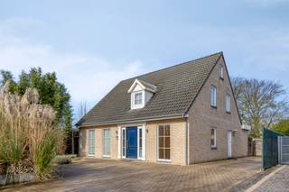 <p><strong><em>Stylish family home with an abundance of light and green comfort in a dream residential setting</em></strong></p><p><strong><em>Located in an exceptionally quiet and residential neighborhood in charming Kessel, you will find this perfectly maintained and move-in-ready family home built in 2004. Thanks to its warm timber frame construction and thoughtful layout, it instantly feels like a true home.</em></strong></p><p></p><p><em>If you are interested and want to be the first to seize the opportunity to discover your dream home, you are very welcome to attend our </em><strong><em>exclusive “Avant-Première” on Friday 19/06 and Saturday 20/06.</em></strong><em> A viewing can easily be scheduled via the designated booking button on the website, where you can also consult the accompanying regulations. The bidding deadline for this property runs up to and including 22/06.</em></p><p></p><p>You enter through an inviting and bright entrance hall, which is equipped with a guest toilet and a handy cloakroom area. At the front of the house, there is a separate office, ideal for anyone wanting to work from home undisturbed.</p><p>The spacious living room is bathed in natural light and tastefully finished with subtle recessed spotlights. A large tilt-and-turn window offers beautiful views and a seamless transition to the terrace.</p><p>Adjacent lies the fully equipped, semi-open kitchen with a cozy dining corner. This is fitted with modern appliances, including ceramic hobs, a telescopic extractor hood, an oven, a microwave, a dishwasher, and an American fridge. The kitchen also provides direct access to the outdoor area.</p><p>Practical comfort is guaranteed by the adjoining, spacious utility room, which features a utility sink and the necessary connections for a washing machine.</p><p></p><p>A fixed staircase leads to the central night hall on the first floor. Here, you will find three full-sized, comfortable bedrooms and a well-kept, fully fitted bathroom equipped with both a shower and a wonderful massage bathtub.</p><p>A handy storage attic is accessible for storing seasonal belongings.</p><p></p><p>Outside, it is pure enjoyment on the spacious 40m² terrace, which connects seamlessly to the pleasant and low-maintenance garden. A large garden shed offers extra storage space for garden tools and bicycles.</p><p>The total plot of 07a 95ca is fully fenced, providing a safe haven for children to play. At the front, the property boasts a generous driveway with parking space for multiple cars.</p><p></p><p>The financial and technical aspects of this property are just as attractive as its aesthetics. With an excellent energy score (label B), a fully compliant electrical inspection, and an asbestos-safe certificate, you can buy here with absolute peace of mind.</p><p></p><p>The location is an extraordinary bonus: within walking distance of the historic and green "Fort of Kessel", which offers endless opportunities for walking and cycling in relaxing surroundings, and just a stone's throw from the village center with schools, childcare, shops, and supermarkets.</p><p></p><p><strong><em>Should you wish to experience the unique atmosphere and comfort of this property for yourself, please feel free to contact us to book your personal tour.</em></strong></p>
