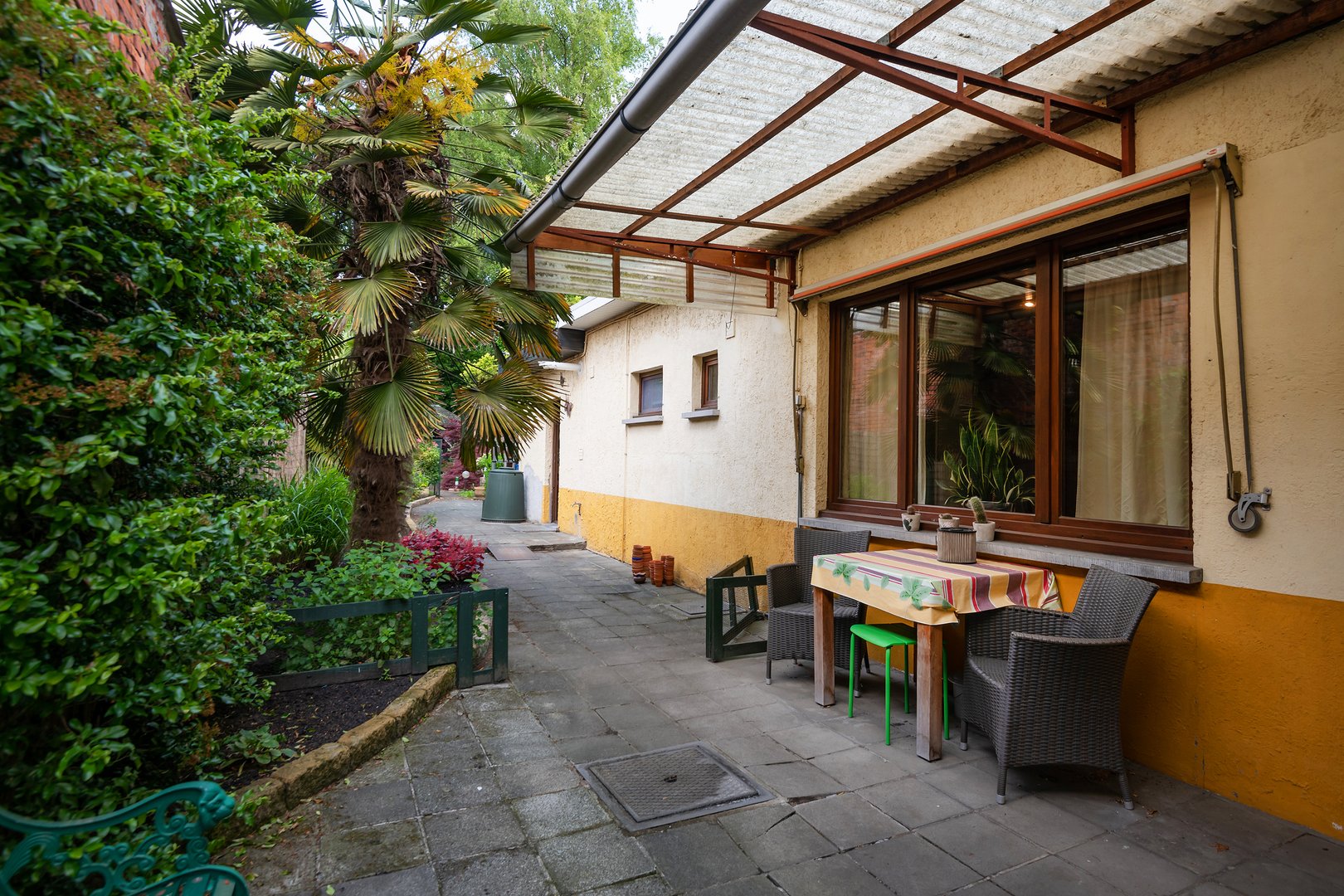 Woning op een centrale locatie met mooie tuin. - foto 2