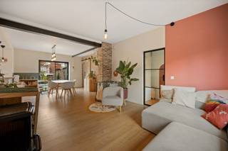 <p>In een doodlopende straat, op korte afstand van Leuven, bevindt zich deze recent gerenoveerde woning met prachtige tuin.<br /><br /></p>
<p>De woning werd recent gerenoveerd en stijlvol ingericht. Bij het binnenkomen geeft de glazen deur meteen zicht op de lichtrijke benedenverdieping.<br /><br /></p>
<p>Deze is handig ingedeeld met een ruime living en eetgedeelte, aansluitend aan een open keuken.<br /><br /></p>
<p>Daarnaast ligt een afzonderlijk toilet en een wasruimte met douche op het gelijkvloers, praktisch ingedeeld.<br /><br /></p>
<p>Ook de technische ruimtes zijn doordacht ingedeeld en is er een extra opslagruimte gecreëerd boven de badkamer op het gelijkvloers.<br /><br /></p>
<p>De woonruimtes staan langst weerzijde onmiddellijk in verbinding met de gezellige verscheidene buitenruimtes.<br /><br /></p>
<p>Dankzij de verschillende terrassen en de rust van de omgeving, is de tuin een absolute troef.<br /><br /></p>
<p>Op het eerste verdiep is een tweede, volledig uitgeruste badkamer met groot ligbad en toilet aanwezig.<br /><br /></p>
<p>Hiernaast beschikt de woning over een bijzonder ruime kamer aan de voorzijde.<br /><br /></p>
<p>Op het bovenste verdiep is het mogelijk om de kamer op de delen in 2 afzonderlijke kamers om de woning om te vormen tot 3 volwaardige slaapkamers.<br /><br /></p>
<p>Tot slot beschikt deze woning over bij veel bergruimte, op zowel het zolderverdiep, als ook dankzij de kelder gelegen onder de eetruimte en het tuinhuis.</p>
<p></p>
<p>Troeven van de woning:</p>
     -Recent gerenoveerd en volledig instap klaar<br />     -EPC B: voorzien van 25 zonnepanelen<br />     -Rustige en groene woonomgeving, gelegen rondom landbouw en bosgebied<br />     -Woning is gelegen in een doodlopende straat<br />     -Nabijgelegen school &amp; winkel op wandelafstand<br />     -2 Volwaardige slaapkamers, om te vormen naar 3<br />     -Prima ligging tussen Brussel en Leuven &amp; uitstekend openbaar vervoer<br />     -Veel lichtinval en verbinding tussen ruimtes en tuin<br />     -Ruime keuken praktisch gelegen naast zijingang en bergruimte<br />     -Onderhoudsvriendelijke volwassen tuin met 3 terrassen<br />     -Praktische ingang langst de zijkant voor zowel tuin en woning<br />     -Veel bergruimte en een ruime kelder aanwezig<br /><br />
<p>Interesse in deze aantrekkelijke woning? Neem gerust contact op via info@bvm-vastgoed.be of 016 23 21 45 voor meer informatie of om een bezoek in te plannen.</p>