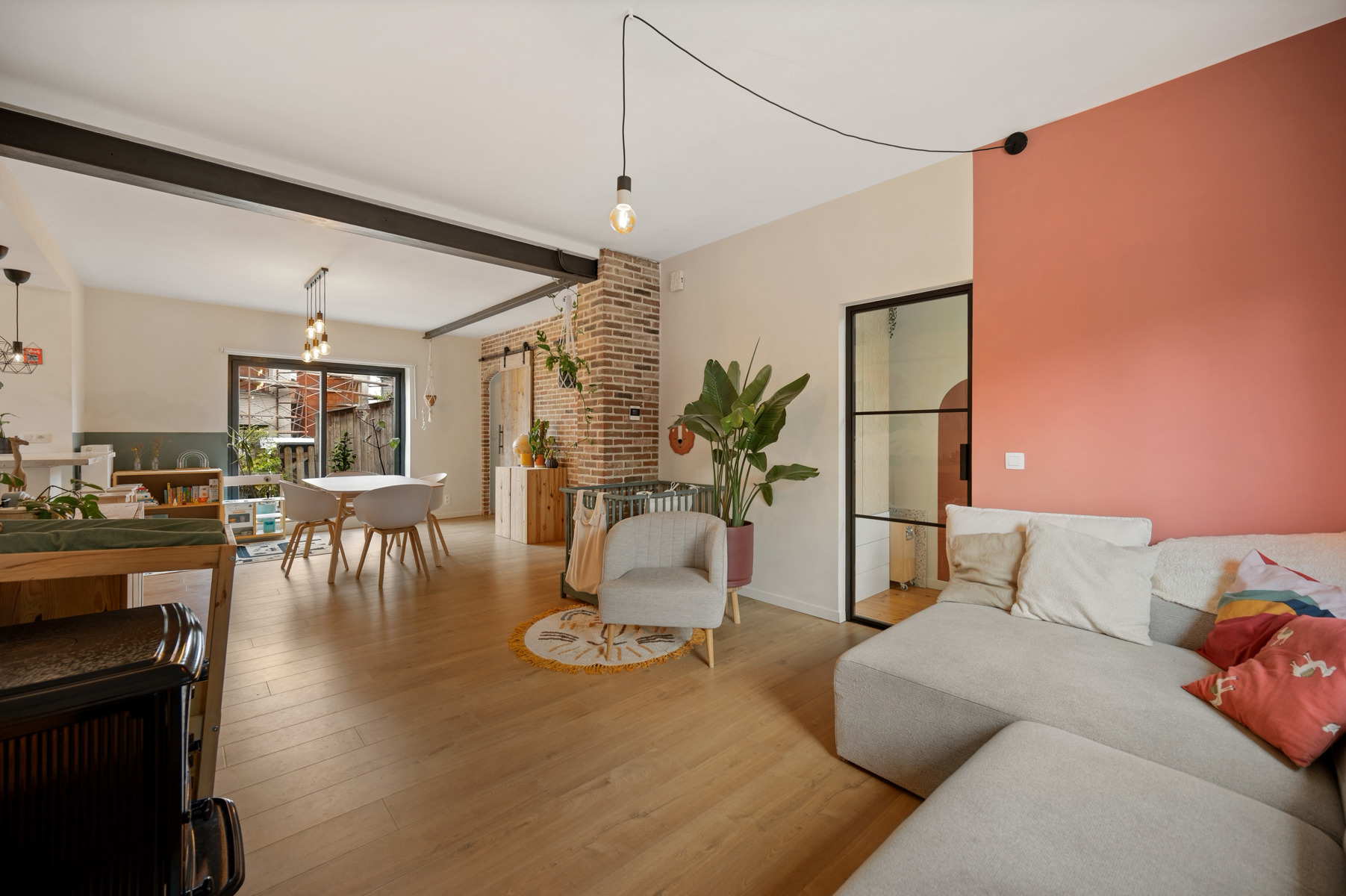 Recent gerenoveerde woning met prachtige tuin - foto 3