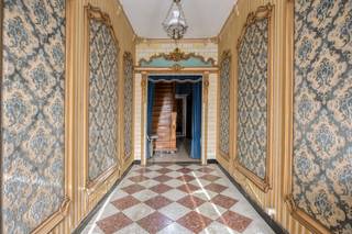 <p>immo DAVID stelt u deze ruime te renoveren 3-gevelwoning met 3 slaapkamers en tuin voor.</p>
<p>Deze gezinswoning, gelegen op een perceel van 4 are en 70 centiare, biedt tal van mogelijkheden om ze volledig naar eigen smaak in te richten.</p>
<p>Op het gelijkvloers vindt u een lichtrijke woonkamer van 37 m² en een keuken van 17 m², van waaruit u toegang heeft tot de tuin. Verder beschikt deze verdieping over een doucheruimte, een apart toilet en een technische ruimte. Boven de technische ruimte bevindt zich bovendien een bergzolder van 20 m², ideaal als extra opslagruimte. Ook is er een veranda aanwezig achter de keuken.</p>
<p>Op de eerste verdieping bevinden zich drie slaapkamers van respectievelijk 14 m², 13 m² en 11 m², evenals een badkamer uitgerust met een ligbad met douchekop, een lavabo en een toilet.</p>
<p>De ruime zolderverdieping van 47 m² vormt een extra troef. Deze is bereikbaar via een vaste trap en biedt tal van mogelijkheden om extra slaapkamers, een hobbyruimte, een bureau of een andere ruimte naar wens te creëren.</p>
<p>Dankzij de ligging in Wolvertem, nabij winkels, scholen, openbaar vervoer en sportfaciliteiten, geniet u van een aangename woonomgeving. Bovendien bevindt de prachtige Plantentuin van Meise zich op enkele kilometers, ideaal voor ontspannende wandelingen en natuurliefhebbers. Ook de verbindingswegen richting Brussel en de A12 zijn vlot bereikbaar.</p>
<p><span>Op </span><span>zoek </span><span>naar </span><span>een </span><span>ruime </span><span>woning </span><span>met </span><span>potentieel? </span><span>Dan </span><span>is </span><span>deze </span><span>halfopen </span><span>bebouwing </span><span>zeker </span><span>een </span><span>bezoek </span><span>waard!</span></p>