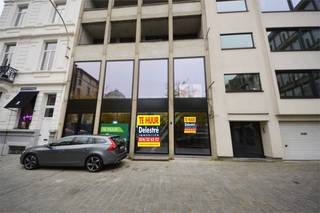 Dit commercieel gelijkvloers is uitstekend gelegen aan de bruisende Theodoor Van Rijswijckplaats, op wandelafstand van de gekende Nationalestraat...