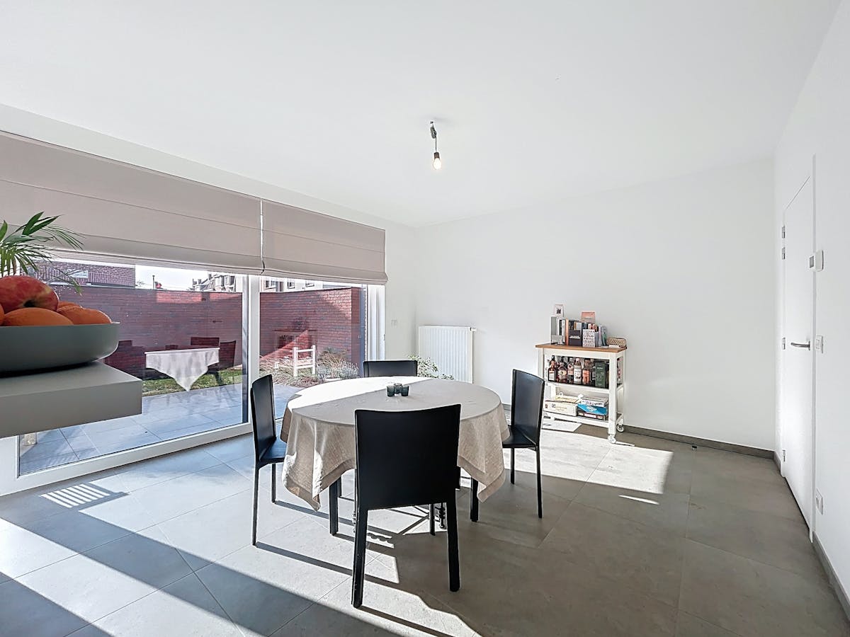 Recente woning met 3 kamers, tuin en carport te huur - foto 4