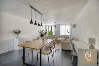 Ontdek dit charmante duplex appartement in de Hoegaardenstraat 9 te Tienen, ideaal gelegen in het hart van de stad. Hier woont u op wandelafstand van winkels, supermarkten, horeca, openbaar vervoer en andere dagelijkse voorzieningen. Bovendien bereikt u de oprit van de E40 in slechts enkele minuten, wat zorgt voor een vlotte verbinding naar Leuven, Brussel en Luik. <br /><br />Met een bewoonbare oppervlakte van 76 m² biedt dit instapklare appartement een aangename en praktische indeling. Op de benedenverdieping bevinden zich de lichtrijke leefruimte, de verzorgde badkamer en de overige woonfuncties, terwijl de ruime slaapkamer zich op de duplexverdieping bevindt en extra privacy biedt. Dankzij de goede staat van onderhoud kunt u zonder zorgen onmiddellijk verhuizen. <br /><br />Het appartement maakt deel uit van een kleinschalig gebouw zonder lift, wat resulteert in het grote voordeel dat er geen syndicale kosten zijn. Het EPC met label C garandeert bovendien een degelijke energieprestatie. Bent u op zoek naar een comfortabele woonst of een interessante investering op een toplocatie in Tienen? Dan is dit duplex appartement zeker een bezoek waard.<br /><br />Interesse? Neem contact op met Thomas via thomas@sophimo.be of 0499 22 99 24!