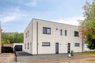 *** KIJKDAG ZATERDAG 19/09 tussen 9u30 en 12u30 *** OP AFSPRAAK *** Ontdek deze moderne halfopen BEN-nieuwbouwwoning, gebouwd in 2023, gelegen in Wichelen op een gunstige locatie nabij het station van Schellebelle. Dankzij het BEN-concept (Bijna-Energieneutraal) geniet u van een energiezuinige en comfortabele woonomgeving.
De woning beschikt over een aangename leefruimte, een praktische indeling en 3 slaapkamers, ideaal voor gezinnen of wie extra ruimte wenst als bureau of hobbykamer. De badkamer is uitgerust met een ligbad en toilet. De volledige woning wordt verwarmd via vloerverwarming, wat zorgt voor een aangenaam en gelijkmatig wooncomfort.
Buiten beschikt de woning over een kleine, onderhoudsvriendelijke tuin, perfect om in alle rust te genieten. Daarnaast is er een garage aanwezig, wat zorgt voor extra comfort en praktische bergruimte. Ook op vlak van energie en duurzaamheid is deze woning uitstekend uitgerust. Er zijn zonnepanelen voorzien en bovendien beschikt de woning over een ruime regenwaterput van 8.000l. Een energiezuinige, instapklare nieuwbouwwoning met hedendaags comfort, praktische voorzieningen en een uitstekende bereikbaarheid dankzij de nabijheid van het station van Schellebelle. Een ideale woning voor wie modern, energiezuinig en comfortabel wil wonen! Wenst u meer informatie of een bezoek? Stuur gerust een mail naar Louis@immoaccenta.be