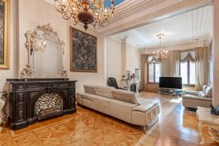 <p><strong>Gerestaureerd herenhuis, energiezuinig, kwalitatief en instapklaar</strong></p>
<p>Deze woning werd tussen 2000 en 2010 volledig gerestaureerd, met behoud van zoveel mogelijk authentieke elementen. Hoewel de woning haar historische uitstraling heeft behouden, is zij voorzien van hedendaags comfort en afgewerkt met hoogwaardige materialen. Gelegen in het centrum van Antwerpen, nabij het stadspark, met een directe verbinding naar talrijke invalswegen.</p>
<p>De imposante inkomhal en het gastentoilet zetten de toon voor wat de rest van de woning te bieden heeft. Via de geschilderde dubbele eiken deur betreedt u de leefruimte, waar het originele visgraatparket en twee indrukwekkende marmeren open haarden de aandacht trekken. Daarnaast bevindt zich een prachtige eetruimte met directe toegang tot een moderne keuken, die hypergeïnstalleerd is met de nieuwste Siemens-toestellen. Achter de keuken en de eetruimte ligt een gezellige veranda die uitgeeft op een charmante stadstuin.</p>
<p>De eiken trap en de fresco's op de muren werden met oog voor detail gerestaureerd. Op de tussenverdieping bevindt zich een kamer met een zonnig terras, die momenteel in gebruik is als bureau en bovendien toegang biedt tot een badkamer met daarnaast een apart toilet. Op de eerste verdieping bevindt zich de royale master bedroom, met een ensuite badkamer volledig uitgevoerd in marmer. Grote dressingkasten bieden veel opbergruimte en praktisch gemak. Na het baden kunt u ontspannen op een nog aan te leggen terras. Op deze verdieping is er ook een tweede grote slaapkamer, eveneens voorzien van een open haard, een dressing en een ensuite badkamer. Een gezellig balkon maakt het plaatje compleet.</p>
<p>Op de hogere tussenverdieping vindt u een badkamer met sauna en een praktische was- en strijkkamer. De tweede verdieping herbergt nog twee prachtige, zonnige slaapkamers, waarvan één met een balkon met fraai uitzicht en toegang tot een dressing/berging. De bovenste verdieping onthult een fantastische, zeer ruime kamer met mezzanine en een indrukwekkend plafond dat reikt tot aan de nok. Deze ruimte is perfect te gebruiken als slaapkamer of hobbykamer.</p>
<p>Last but not least is er een zeer ruime kelder, verdeeld in verschillende bergruimtes, waaronder een kluisruimte.<br /><br />Bij de prijs inbegrepen is een garagebox in het naastgelegen gebouw.<br /><br /><br />BIJZONDERHEDEN</p>
<ul>
<li>Gunstig EPC C-label</li>
<li>Goede bereikbaarheid: gelegen nabij verschillende invalswegen, het station en het stadscentrum</li>
<li>Meerdere parken in de buurt</li>
<li>Authentieke elementen</li>
<li>Zee van ruimte</li>
<li>Garagebox inbegrepen</li>
</ul>
<p><br />Voor meer informatie en/of een bezichtiging aan deze uitzonderlijke woning, neem contact met Sigalit via Sigalit@reds.be of via 0475668474</p>