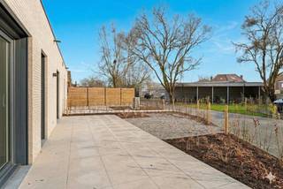 Kom dit project ter plaatse ontdekken tijdens het Nieuwbouwweekend op zaterdag 25/04 tussen 10u en 10u45!Laatste appartementen te koop!Dit gelijkvloers nieuwbouwappartement met 2 slaapkamers is te koop in residentie Albert &amp; Jerome in het centrum van Desselgem. Het appartement heeft een woonoppervlakte van 89m² en geniet van een aangename zuidgerichte tuin met terras van 65m². Dit appartement kan verder afgewerkt worden naar keuze van de koper.INDELINGinkomhal - apart toilet - woonkamer met open keuken - berging - kamer 1 - kamer 2 - badkamer - berging - tuin met terrasEr zijn bovengrondse autostaanplaatsen, garageboxen en fietsenbergingen te koop. Mogelijk tot aankoop aan 6% btw! Residentie Albert &amp; Jerome is een nieuwbouwproject op centrale ligging, (Liebaardstraat 180-206) te Desselgem bestaande uit 22 energiezuinige appartementen en een handelsruimte. Elke unit zal verwarmd worden met een warmtepomp (geothermie). Deze appartementen zijn een ideale investering door hun ligging en de oppervlaktes!