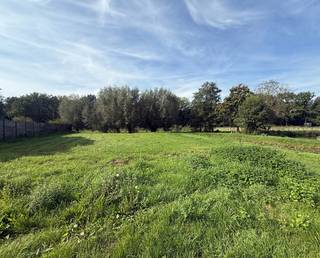 Gunstig gelegen bouwgrond voor open bebouwing van 658 m².<br /><br />De bouwgrond heeft een straatbreedt van 19 meter. De bebouwbare zone heeft een breedte van 13 meter en een diepte van 17 meter.<br />Kadaster: sectie E nummer 1080 n. Meer info en bouwvoorscriften op aanvraag. <br /><br />Extra info: open bebouwing I infoplicht: in aanvraag I Watertoets: P-score: D I G-score: onbekend.