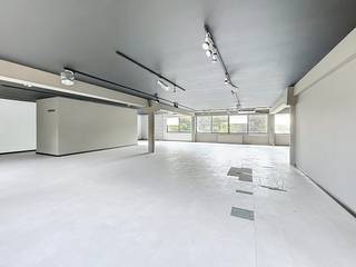 Espace de bureau/salle d'exposition spacieux à louer dans un quartier calme de Strombeek-Bever. Situé au deuxième étage, il comprend : une grande salle d'exposition, un bureau séparé, une cuisine, des installations sanitaires avec douche, des rangements et un garage double (-1). Il existe également de nombreuses possibilités de stationnement extérieur. - Dans un bâtiment durable et de grande qualité avec ascenseur.- 220 m2 de surface- Box de garage double- Bon score EPC = EPC B- Disponible immédiatement Prix demandé : 1750 euros.