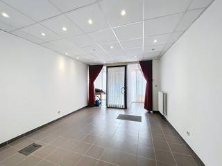 Dit multifunctionele pand leent zich perfect voor diverse commerciële doeleinden, maar biedt tegelijkertijd een mogelijkheid tot de combinatie...