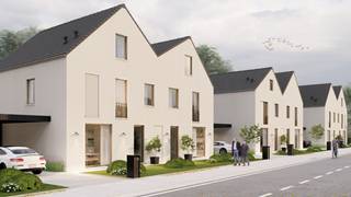 In het <strong>nieuwbouwproject Kanaalpark</strong> wordt deze <strong>energiezuinige halfopen nieuwbouwwoningen</strong> aangeboden, gelegen in de <strong>Vaartstraat te Ingelmunster</strong>.<br />Deze <strong>rustige en aangename ligging aan de vaart</strong> combineert<strong> groen en openheid</strong> met een <strong>vlotte bereikbaarheid</strong>. Dankzij de <strong>vernieuwde Lysbrug</strong> bereik je het <strong>centrum van Ingelmunster</strong> eenvoudig <strong>te voet of met de fiets</strong>.<br /><br />De woning staat op een <strong>perceel van 351 m²</strong> en beschikt over een<strong> bewoonbare oppervlakte van 172 m²</strong>.<br />De indeling is doordacht en afgestemd op hedendaags wooncomfort.<br /><br />Op het<strong> gelijkvloers</strong> bevindt zich de<strong> inkomhal, een apart gastentoilet, een lichtrijke woonkamer met open keuken</strong> en een <strong>praktische berging</strong>.<br />De <strong>eerste verdieping</strong> omvat <strong>een nachthal, drie volwaardige slaapkamers, de</strong> <strong>badkamer</strong> en een <strong>apart toilet</strong>.<br />Via een<strong> vaste trap</strong> bereik je <strong>de zolderverdieping</strong>, die de <strong>mogelijkheid</strong> biedt om verder in te richten als<strong> twee ruime extra kamers</strong>, ideaal <strong>als bijkomende slaapkamers, bureau of hobbyruimte.</strong><br />Elke woning beschikt bovendien over<strong> een carport</strong>, wat zorgt voor<strong> extra comfort en parkeergemak</strong>.<br /><br /><strong>De oplevering is voorzien rond eind juli.</strong><br /><br />Contacteer ons op het nummer 0493/19 85 97 of mail julie@immo-casa.be voor meer info.