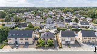 <strong><strong>Recente en centraal gelegen villa met o.a. 6 slaapkamers, dubbele garage, 2 badkamers, een volledig ingericht keuken en bijkeuken. Het geheel ligt op een perceel van ca. 610m², gelegen tussen het centrum van Lommel en de gerenomeerde Kattenboswijk. De woning van bouwjaar 1999 is zeer degelijk gebouwd en biedt alle comfort. Nabij scholen, openbaar vervoer en bovendien slechts op enkele autominuten van centrum Lommel en de Nederlandse grens. EPC-score van 233kWh/m²/jaar (energielabel C). Bovendien is ook de elektriciteit volledig conform en is de woning volledig asbestvrij.<br /><br /></strong></strong><u>Gelijkvloerse verdieping:<br /></u>Via de inkomhal met gastentoilet heeft u toegang tot de woonkamer, de keuken en de benedenslaapkamer met eigen badkamer. De benedenslaapkamer kan eenvoudig omgevormd worden tot kangoeroegedeelte en/of studio. Thans is deze ruimte ingericht als slaap- en (tweede) zitkamer. De hoofdleefruimte is verdeeld in een eetgedeelte (achteraan) en zithoek (vooraan) en geniet van veel natuurlijk daglicht door de grote raampartijen. Vanuit de leefruimte heeft u toegang tot de keuken. Deze keuken is geïnstalleerd met volgende kwaliteitstoestellen (allen Miele): gasvuur (Miele), heteluchtoven (Miele), koelkast met diepvries (Miele), vaatwas (Miele) en voldoende kastruimte. Aan de keuken bevindt zich een ruimte die dienst doet als wasplaats met wasmachine op hoogte en voldoende kastruimte en die tevens gebruikt word als bijkeuken met afzonderlijk gaspitvuur en een Siemens-oven.<br /><br /><u>Eerste verdieping<br /></u>De vaste houten trap in de inkomhal brengt u naar de eerste (en de tweede) verdieping. Hier bevinden zich 4 ruime slaapkamers en de badkamer met inloopdouche, een dubbele lavabo, een toilet en een ingebouwde sauna. In de nachthal en één van de slaapkamers bevinden zich tevens ingemaakte kasten.<br /><br /><u>Tweede verdieping<br /></u>De 2de verdieping is tevens te bereiken via de vaste trap en is opgedeeld in een 4de slaapkamer en bovendien 2 ruime kamers die dienst doen als opslagplaats / bergzolder.<br /><br /><u>Buitengebeuren en kelder<br /></u>De woning heeft een oprit met poort aan de zijkant van de woning en een dubbele garage (2 standplaatsen). Het ruime terras geeft uit op de private tuin, ideaal georiënteerd op het westen. U vindt in de voor- en achtertuin onder meer hortensia's, siergrassen, een vijgenboom en voldoende buitenstaplaats voor wagens. De woning is volledig onderkelder met een riante kelder op stahoogte.<br /><br /><u>Bijzonderheden:<br /></u>- EPC van 233 kWh/m²/jaar: <strong>label C</strong><br />- <strong>Geen asbest</strong> en <strong>conforme elektrische keuring</strong><br />- Bewoonbare oppervlakte van 259m² exclusief de kelder<br />- De woning is zeer degelijk en zorgvuldig gezet (voor eigen bewoning)<br />- Buitenschrijnwerk in aluminium, met overal dubbele HR-beglazing<br />- Centrale verwarming op stookolie met radiatoren (jaar ketel: 2000)<br />- <strong>Gas ligt reeds in de woning!</strong><br />- Gunstige ligging op wandelafstand van centrum, scholen en openbaar vervoer<br />- Gunstige ligging op wandel- en fietsafstand van natuur in Kattenboswijk<br />- Meer dan voldoende <strong>parkeermogelijkheden</strong><br />- Tuin op het westen: mogelijkheden tot aanleg groenvoorziening