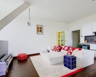 <p><span>Centraal gelegen appartement te Antwerpen</span></p><p><span>Aan de Brouwersvliet te Antwerpen, gelegen tussen de Scheldekaaien en het MAS ligt dit vernieuwd appartement, ideaal als een eerste stek voor wie graag in het midden van de stad woont.</span></p><p><span>Het appartement is gelegen op de vierde verdieping van een historisch pand zonder lift. </span></p><p><span>Bij het betreden van het appartement kom je in een ruime inkomhal. Van hieruit bereik je een doorgang naar de badkamer en de eerste slaapkamer. In deze ruimte is er ook plaats voorzien voor een wasmachine .</span></p><p><span>Aan de andere zijde van de inkomhal bevindt zich een tweede, ruime slaapkamer.</span></p><p><span>Verder kom je in de gezellige woonkamer met open keuken. De keuken is volledig uitgerust met een combi-oven, kookplaat, dampkap, koelkast, spoelbak en vaatwasser.</span></p><p><span>Dit appartement is instapklaar en voorzien van lichtarmaturen.</span></p><p><span> </span></p><p><span>Vaste kosten : 200,- EURO PER MAAND : incl. privé verbruik water en gas, poetsen en onderhoud van algemene delen, elektriciteit algemene delen.</span></p>