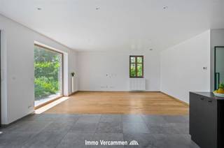 <p><span>In een rustige, doodlopende straat in het centrum van Rijmenam bevindt zich deze recente en perfect instapklare woning (bouwjaar 2019), afgewerkt met kwaliteitsvolle materialen en voorzien van alle hedendaags comfort.</span></p><p><span>Via de ruime inkomhal met gastentoilet betreedt u de lichtrijke leefruimte met open keuken. Dankzij de grote raampartijen geniet de woning van een aangename connectie met de prachtig aangelegde tuin en de verschillende terrassen. Aansluitend aan de leefruimte bevindt zich nog een praktische bureauruimte. De gelijkvloerse verdieping biedt bovendien een slaapkamer met ingebouwde kast, een stijlvolle badkamer uitgerust met ligbad en inloopdouche, én een inpandige garage.</span></p><p><span>Op de verdieping bevinden zich nog twee volwaardige slaapkamers en een ruime nachthal die perfect kan dienen als extra bureauruimte, speelhoek of eventueel kan ingericht worden als bijkomende kamer. Via een schuiftrap bereikt u nog de praktische zolderruimte.</span></p><p><span>Buiten is het heerlijk genieten in de fraai aangelegde tuin met meerdere terrassen, waaronder een gezellig overdekt terras. Extra bergruimte vindt u in de ruime tuinberging.</span></p><p><span>De woning geniet van een centrale, residentiële ligging met winkels, scholen en verbindingswegen in de onmiddellijke omgeving. Bovendien beschikt de woning over een uitstekende energiescore met EPC-label A.</span></p>