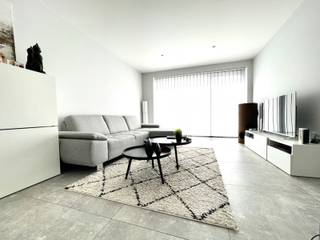 In een kleinschalig gebouw bevindt zich dit recent en verzorgd duplex appartement op de eerste en tweede verdieping. Dit appartement is op de eerste verdieping voorzien van een grote leefruimte, apart toilet, berging en open volledig geïnstalleerde keuken met toegang tot het terras. Met de trap kom je op de verdieping waar er 2 slaapkamers zijn waarvan één met terras en een badkamer met inloopdouche, dubbele wastafel en toilet. Achter het gebouw is er een carport en een fietsenstalling, deze zijn inbegrepen in de huurprijs van 1100€. De gemeenschappelijke kosten bedragen slechts 25€ per maand. Als extra troef bevindt dit appartement zich nabij het openbaar vervoer en op wandelafstand van het centrum met winkels en scholen. Interesse in dit mooie en goed gelegen appartement? Aarzel dan niet om een bezoekaanvraag te doen via dominique.vde@imovastgoed.be of 0470/94.08.71