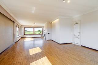 Bent u op zoek naar een zeer ruime woning met uitzonderlijk veel mogelijkheden? Dan is deze eigendom zeker het ontdekken waard.Deze ruime woning is momenteel verdeeld in twee volwaardige wooneenheden, waarbij zowel het gelijkvloers als de eerste verdieping beschikt over een eigen keuken en badkamer. Hierdoor is de woning bijzonder geschikt voor kangoeroewonen, een groot gezin, dubbele bewoning, wonen en werken of als investering.Het gelijkvloers biedt maar liefst 184 m² en beschikt over 3 slaapkamers, een keuken en een badkamer. (EPC D - 20250808-0003661125-RES-1 - 348 kWh/ (m² jaar)) Ook de eerste verdieping beschikt over 3 slaapkamers, een eigen keuken en badkamer, waardoor beide verdiepingen afzonderlijk kunnen functioneren. (EPC F - 20250808-0003661154-RES-1 - 824 kWh/ (m² jaar))Buiten geniet u van een ruime tuin met een groot tuinhuis, ideaal voor extra opslagruimte, hobby's of andere doeleinden. Een absolute blikvanger is het dakterras, vanwaar u kunt genieten van een uitgestrekt en prachtig uitzicht over de omliggende velden.Dankzij de royale oppervlaktes, de twee afzonderlijke wooneenheden en de landelijke ligging biedt deze woning tal van mogelijkheden voor de toekomst.Een unieke eigendom voor wie op zoek is naar ruimte, rust en flexibiliteit. Een bezoek is zeker de moeite waard om het volledige potentieel van deze woning te ontdekken.Voor meer informatie of een bezoek contacteert u Timothy van Immo Zone op 0474/ 41. 28. 40.