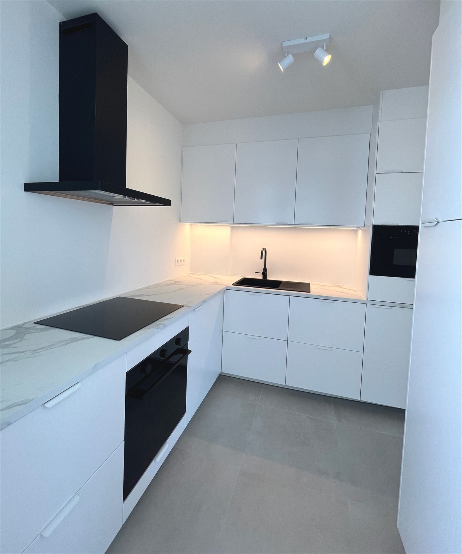 Volledig gerenoveerd appartement met overdekt terras! - foto 4
