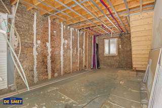 Twee woningen met potentieel, op één perceel<br /><br />Op zoek naar een eigendom met karakter en bent u niet bang om de handen uit de mouwen te steken? <br />Dan is deze eigendom zeker het ontdekken waard!<br /><br />Op een rustige, doodlopende locatie, op wandelafstand van de Rupeldijk en recreatiedomein De Schorre, bevinden zich deze twee woningen (huisnummers 44 en 45) op één perceel.<br /><br />Er werd reeds een ontwerp voor twee afzonderlijke woningen uitgewerkt en de splitsingsplannen werden door een architect opgemaakt, mits de nodige vergunningen.<br /><br />Woning nr. 44 is zo goed als casco afgewerkt. Het schrijnwerk werd vernieuwd, de verdiepingen gerenoveerd en er werd een nieuw geïsoleerd dak geplaatst.<br />Woning nr. 45 dient nog gerenoveerd te worden en biedt extra mogelijkheden. Zo kan de woning, mits vergunning, nog met een bijkomende verdieping worden uitgebreid.<br /><br />Inbegrepen in de vraagprijs zijn:<br /><br />Basiskeuken van ca. 4 m lang, exclusief toestellen<br />Ca. 45 m² meerlagenparket<br />Ca. 15 m² badkamertegels<br />Douchewand en douchebak<br />Vaillant CV-ketel 24 kW<br />2 binnendeuren<br />Gyproc<br /><br />De toegevoegde impressies zijn louter illustratief en tonen een mogelijke toekomstige invulling. Uitvoering, indeling en afwerking zijn indicatief en afhankelijk van de vereiste vergunningen.<br /><br />Kortom een veelzijdig renovatieproject met heel wat mogelijkheden, ideaal voor handige kopers die hun eigen woonproject willen realiseren.<br /><br />Dit pand is onderhevig aan de renovatieverplichting die door de Vlaamse overheid wordt opgelegd voor residentiële gebouwen.<br />Voor meer informatie hieromtrent: https://www.vlaanderen.be/een-woning-kopen/renovatieverplichting-voor-residentiele-gebouwen<br /><br />Neemt u gerust contact op met ons kantoor om een plaatsbezoek in te plannen!