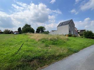 RUSTIG GELEGEN PERCEEL GROND VAN 399M². Informeer ons kantoor voor de mogelijkheden.