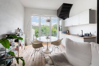 Locatie:<br />Wens je graag te wonen in een modern en comfortabel appartement in het bruisende Antwerpen? Zoek niet langer. Gezellige horeca, winkels, het openbaar vervoer en al het moois wat de stad te bieden heeft, vinden we hier op de Touwstraat op wandelafstand. Dankzij de centrale ligging, de continue opwaardering van de buurt en de uitstekende bereikbaarheid is deze locatie enorm in trek bij zowel starters als slimme investeerders die op zoek zijn naar een vastgoedparel met een gegarandeerd rendement.<br /><br />Indeling:<br />Dit appartement is de ultieme kans voor wie op zoek is naar zijn eerste woonst of aan investeren denk. We komen binnen in de lichtrijke leefruimte, die dankzij de grote raampartijen geniet van een veel natuurlijk lichtinval. De open keuken sluit hier perfect bij aan en is volledig uitgerust om koken en gezelligheid moeiteloos te combineren. Aansluitend bevindt zich het fijne terras waar je in alle rust geniet van de buitenlucht. De slaapkamer vormt de ideale plek om je na een drukke dag terug te trekken. De moderne badkamer is strak afgewerkt in dezelfde verzorgde lijn en is voorzien van een inloopdouche en een toilet.<br /><br />Bijzonderheden:<br />Gelegen op een gegeerde en centrale toplocatie in Antwerpen<br />Alle comfort aanwezig voor een zorgeloos woon- of investeringscomfort<br /><br /><br />Extra troeven:<br />Ideale starterswoonst of interessante opbrengsteigendom<br />Lichte leefruimte met een open, moderne keuken<br />Genieten van een heerlijk privatief terras<br />Moderne badkamer met inloopdouche en toilet