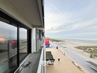 Appartement met drie slaapkamers met frontaal zeezichtGelegen op de vijfde verdieping Inkomhal met gastentoiletBrede leefruimte (5,10m) met...