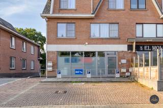 Voor meer informatie of om een bezoek in te plannen, contacteer Gil via 016 792 900 of via gil.christiaens@homixx.be.<br /><br />Op wandelafstand van het centrum van Keerbergen vindt u dit handelspand met een praktische indeling van 102 m². De huidige inrichting bestaat uit een aparte inkomhal, een onthaalruimte en verschillende praktijkruimtes die makkelijk aan te passen zijn, waardoor het pand zich uitstekend leent voor uiteenlopende handels- of dienstverlenende activiteiten. Daarnaast beschikt het handelspand ook over drie parkeerplaatsen voor de deur. Ideaal om klanten te ontvangen.<br /><br />Daarnaast biedt dit pand ook de mogelijkheid om omgevormd te worden tot een appartement, wat het een interessante optie maakt voor wie op zoek is naar een woongelegenheid op centrale locatie.<br /><br />Troeven:<br /><br />- Centrale ligging op een steenworp van het centrum<br />- Zeer praktische en efficiënte indeling<br />- Geschikt voor handel, kantoor of vrij beroep<br />- Omvormbaar tot appartement<br />- Aparte inkom voor de bovengelegen appartementen<br />- eigen parkeerplaatsen beschikbaar voor de deur<br /><br />Een veelzijdig pand met toekomstmogelijkheden, ideaal voor zowel ondernemers als particulieren die op zoek zijn naar een investering met meerdere opties.