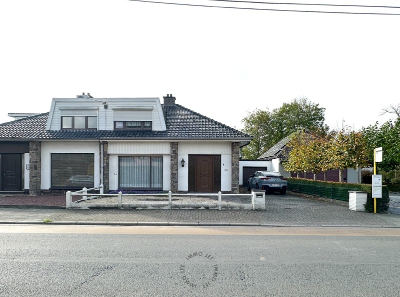 Halfopen bebouwing met oprit, garage en koer - foto 1