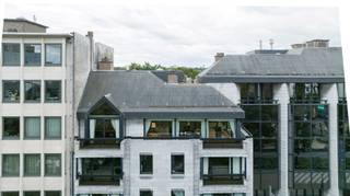 INDIEN U EEN BEZOEK WENST IN TE PLANNEN GELIEVE EEN BEZOEK AAN TE VRAGEN VIA WWW.HILLEWAERE.BE VIA DE RODE KNOP.Exclusief, ideaal gelegen penthouse...